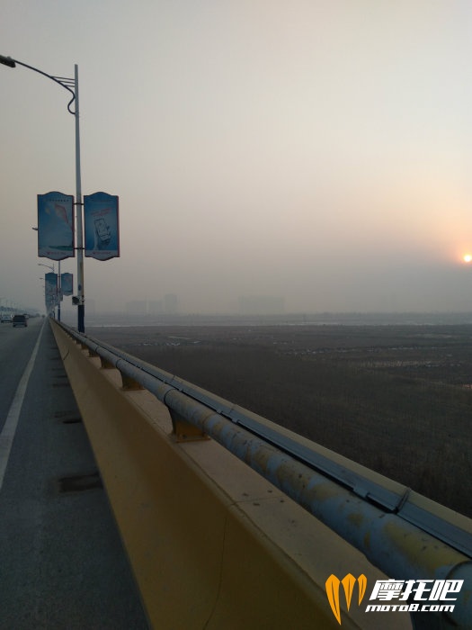 冬天落日很快就会掩没在漆黑大地中，我从渭南赶紧回了。