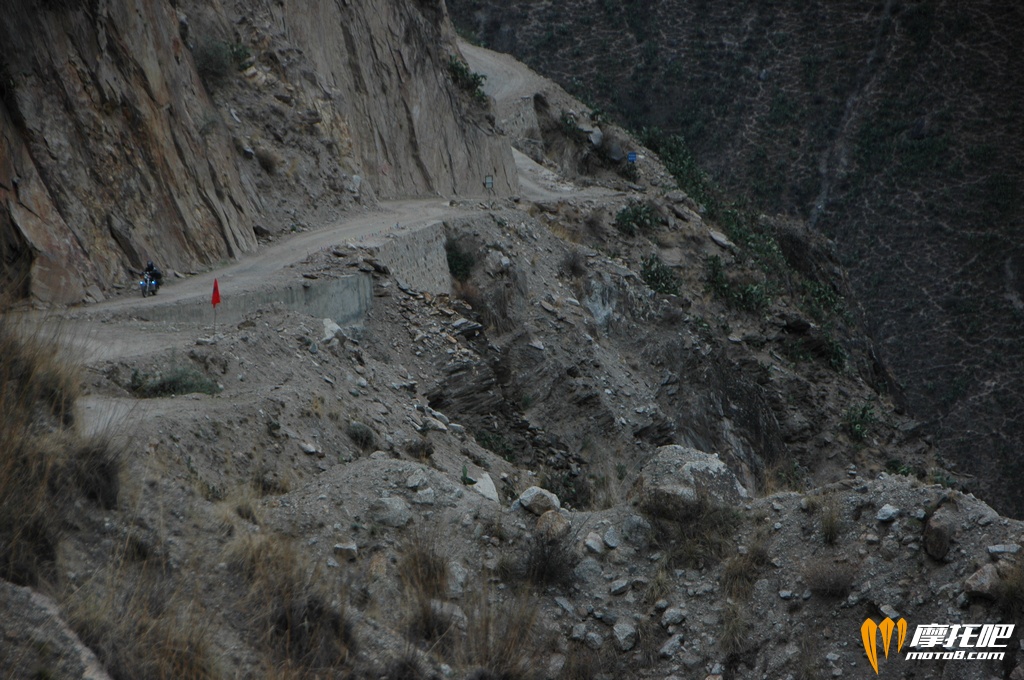 最险的沙石下坡弯路，右边是怒江大峡谷。