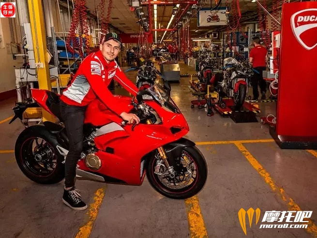 panigale-v4-engine-production-line-40 (4).jpg