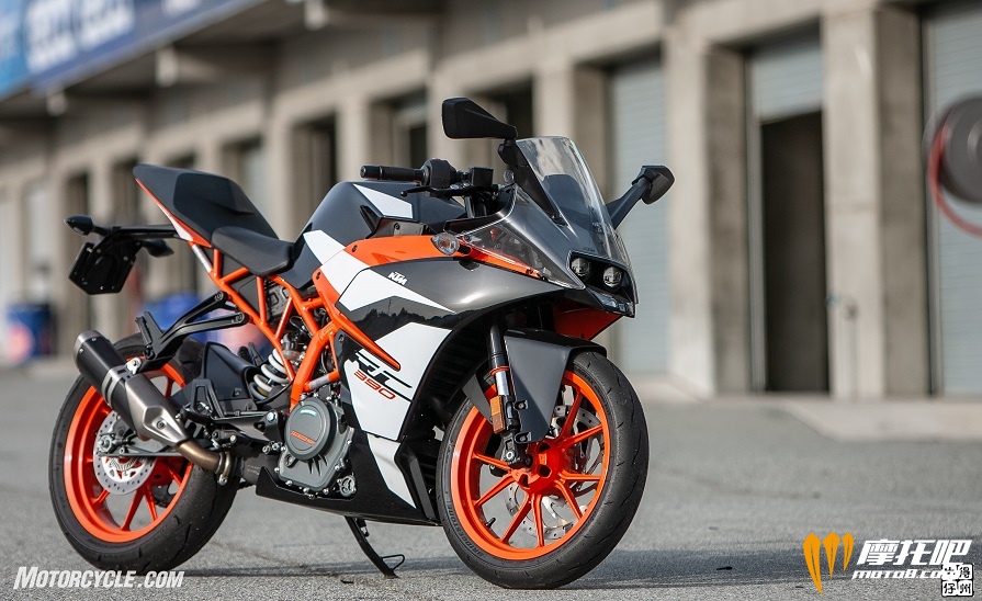 062218-Lightweight-Sportbikes-KTM-RC390-02.jpg