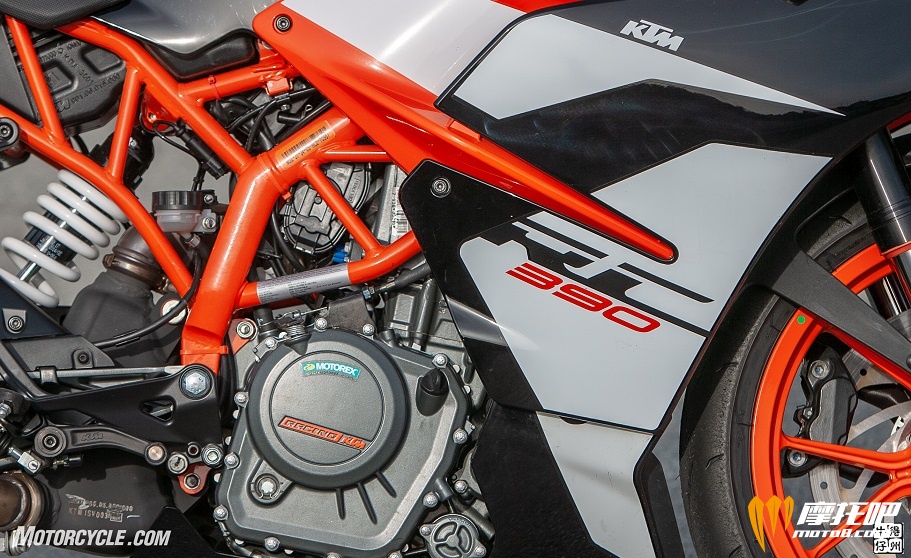 062218-Lightweight-Sportbikes-KTM-RC390-03.jpg