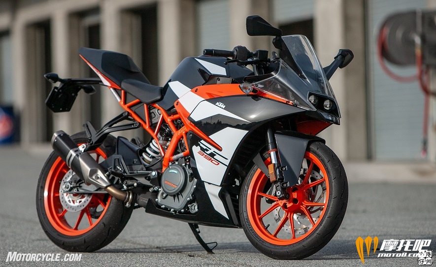 062218-Lightweight-Sportbikes-KTM-RC390-01.jpg