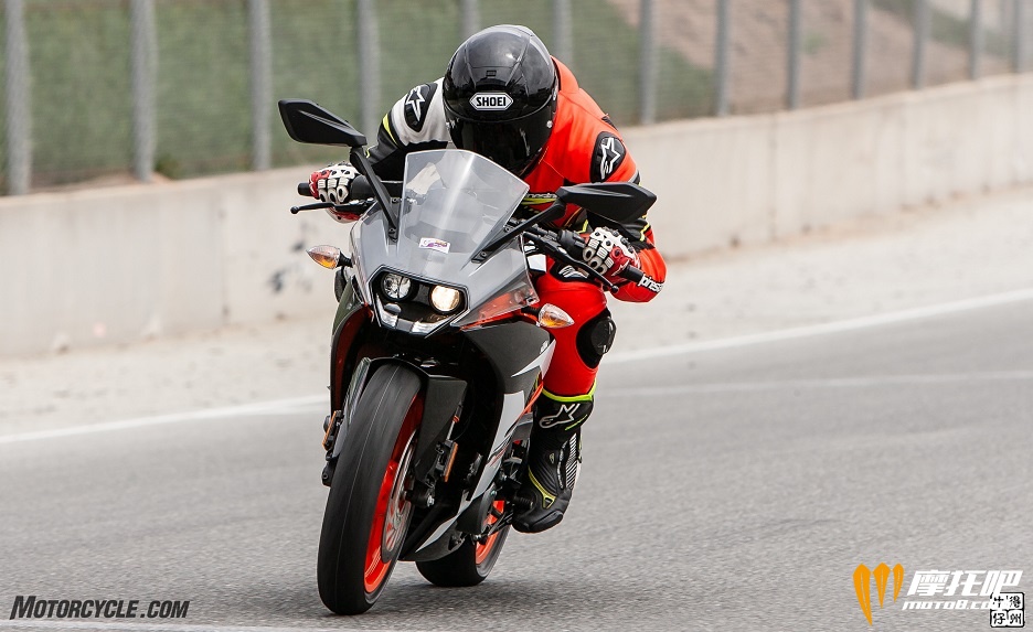 062218-Lightweight-Sportbikes-KTM-RC390-8086.jpg