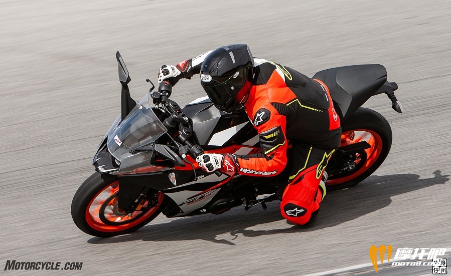 062218-Lightweight-Sportbikes-KTM-RC390-8394.jpg