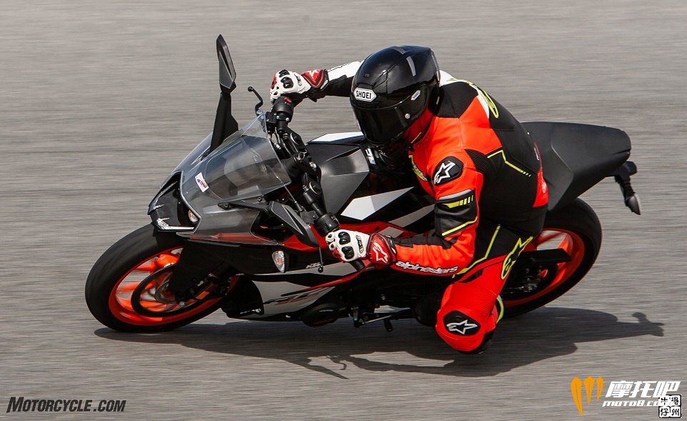 062218-Lightweight-Sportbikes-KTM-RC390-8479.jpg