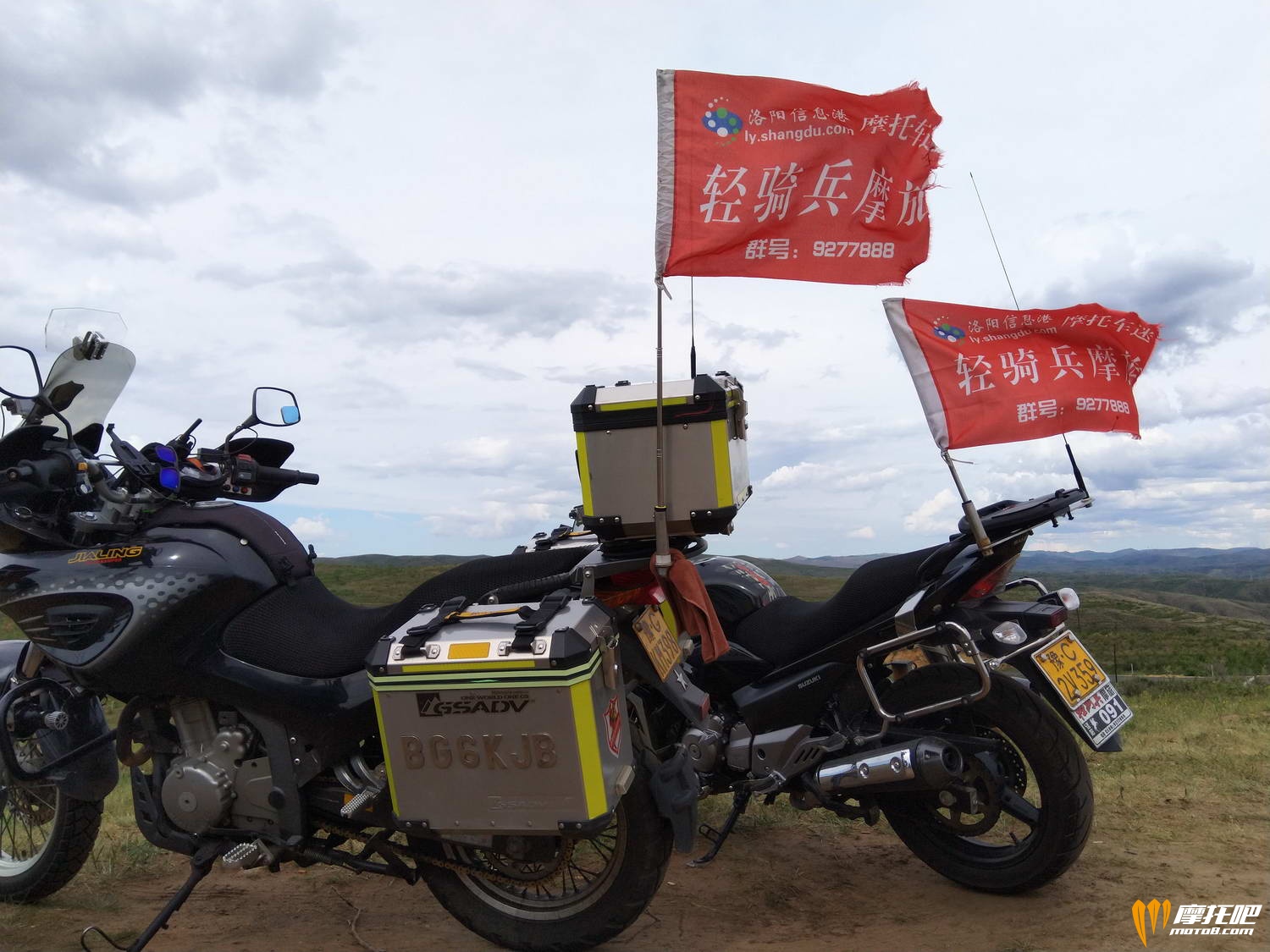 轻骑兵旗帜飘扬在草原