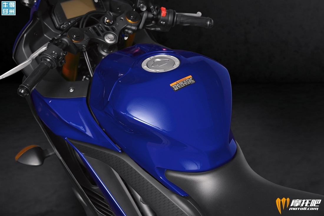 101118-2019-Yamaha_YZF-R3_Team-Yamaha-Blue_Fuel-Tank_RGB.jpg