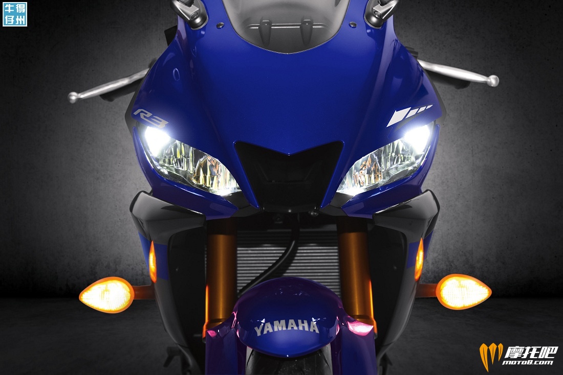 101118-2019-Yamaha_YZF-R3_Team-Yamaha-Blue_LED-Headlight-On_RG.jpg