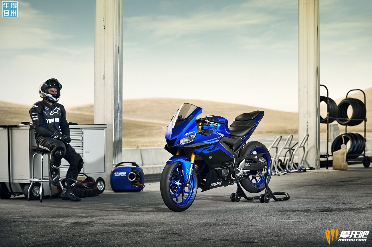 101118-2019-Yamaha_YZF-R3_Team-Yamaha-Blue_Lifestyle03_0004.jpg