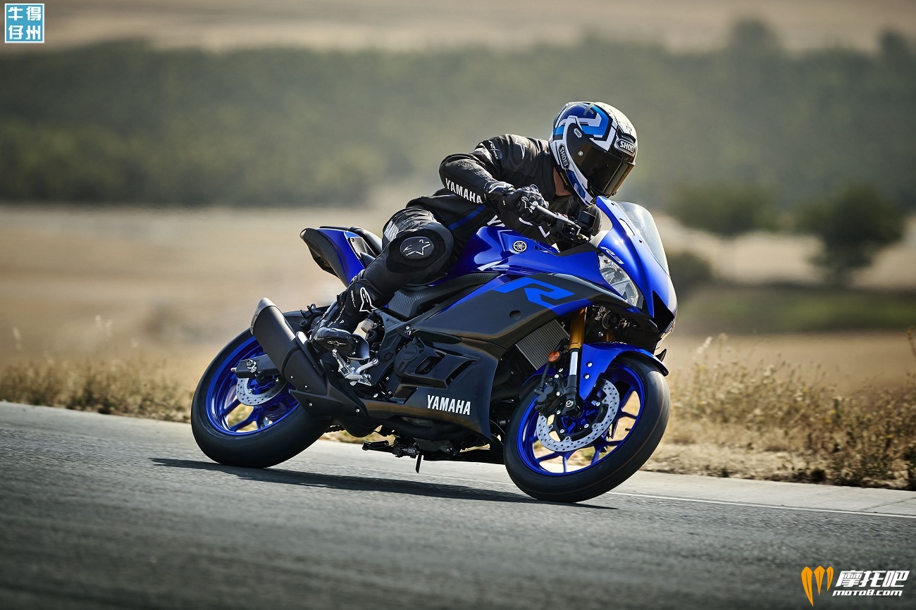 101118-2019-Yamaha_YZF-R3_Team-Yamaha-Blue_Action01_0005.jpg