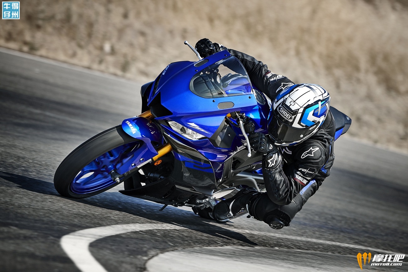 101118-2019-Yamaha_YZF-R3_Team-Yamaha-Blue_Action01_0078.jpg