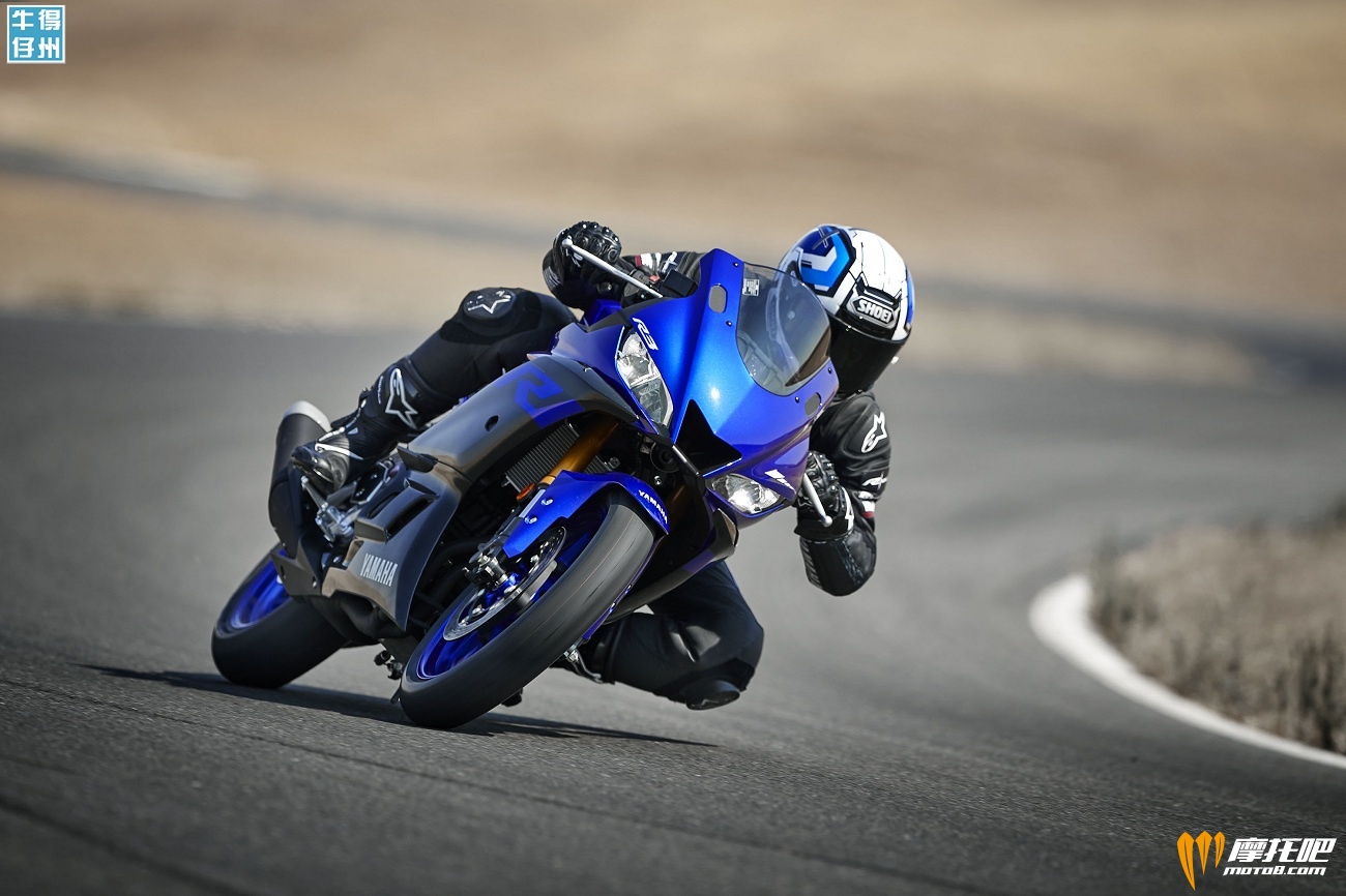 101118-2019-Yamaha_YZF-R3_Team-Yamaha-Blue_Action01_0207.jpg