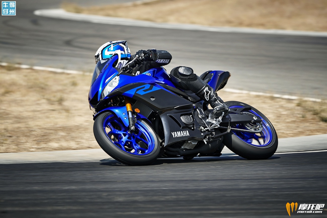 101118-2019-Yamaha_YZF-R3_Team-Yamaha-Blue_Action01_0230.jpg