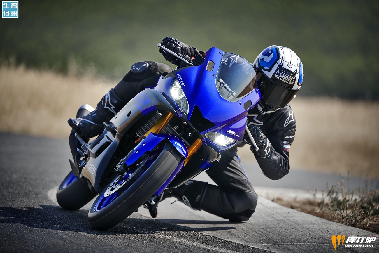 101118-2019-Yamaha_YZF-R3_Team-Yamaha-Blue_Action02_0023.jpg