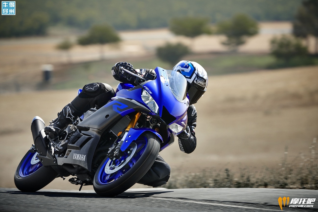 101118-2019-Yamaha_YZF-R3_Team-Yamaha-Blue_Action02_0026.jpg