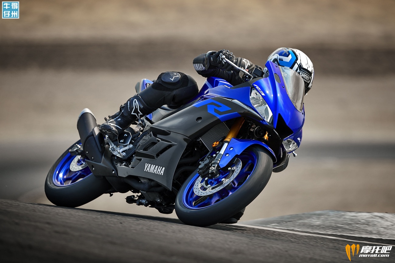 101118-2019-Yamaha_YZF-R3_Team-Yamaha-Blue_Action03_0038.jpg