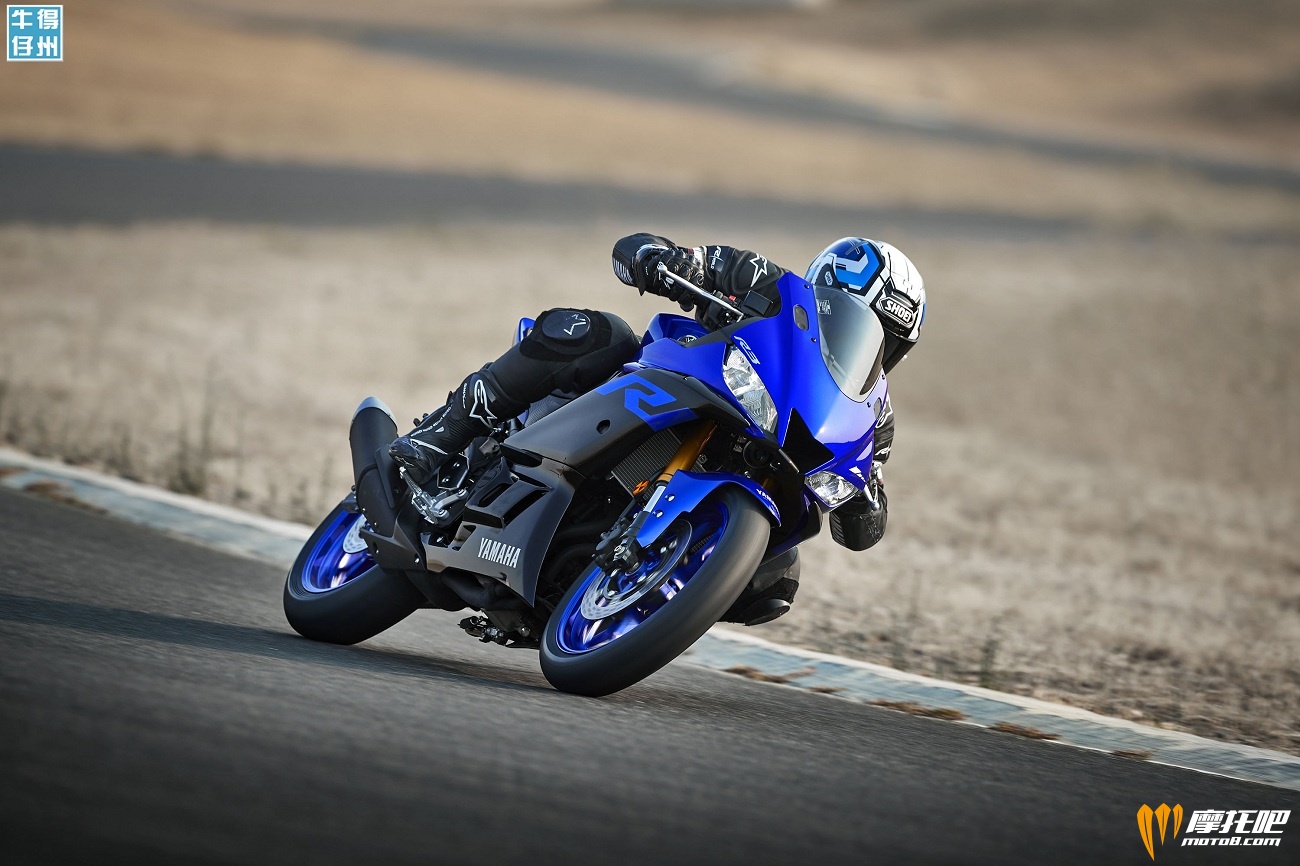 101118-2019-Yamaha_YZF-R3_Team-Yamaha-Blue_Action06_0003.jpg