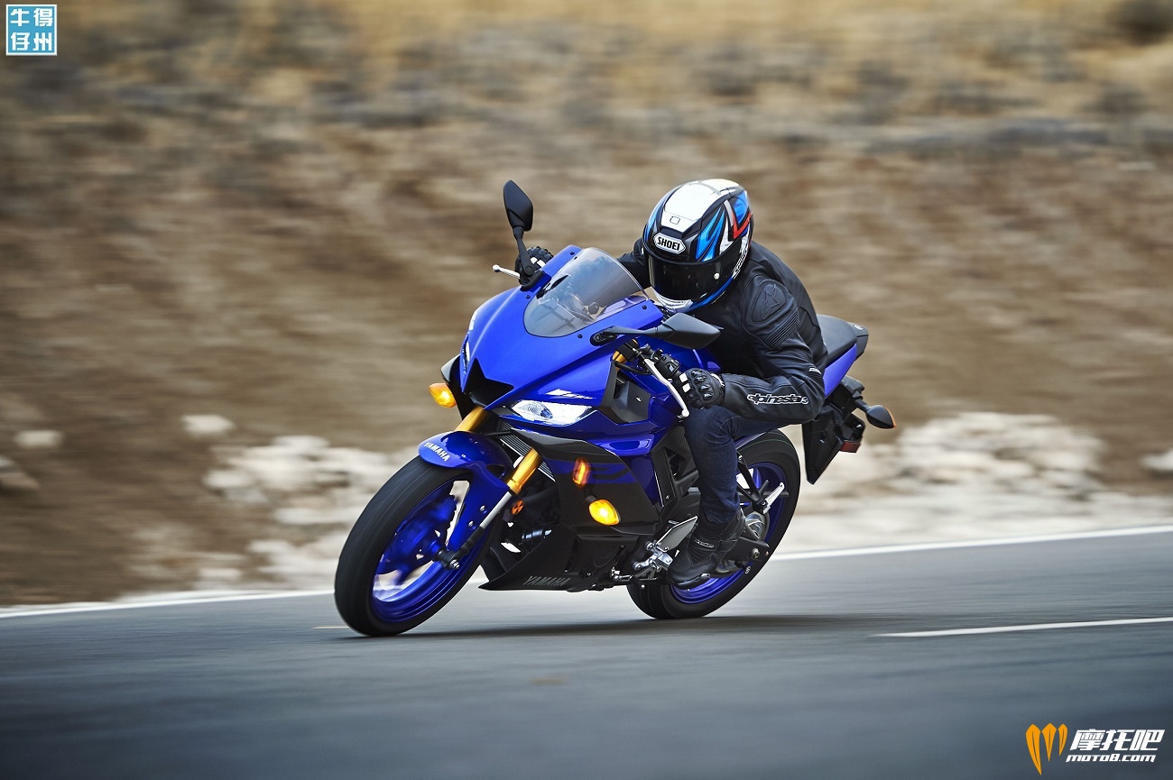 101118-2019-Yamaha_YZF-R3_Team-Yamaha-Blue_Action09_0070.jpg