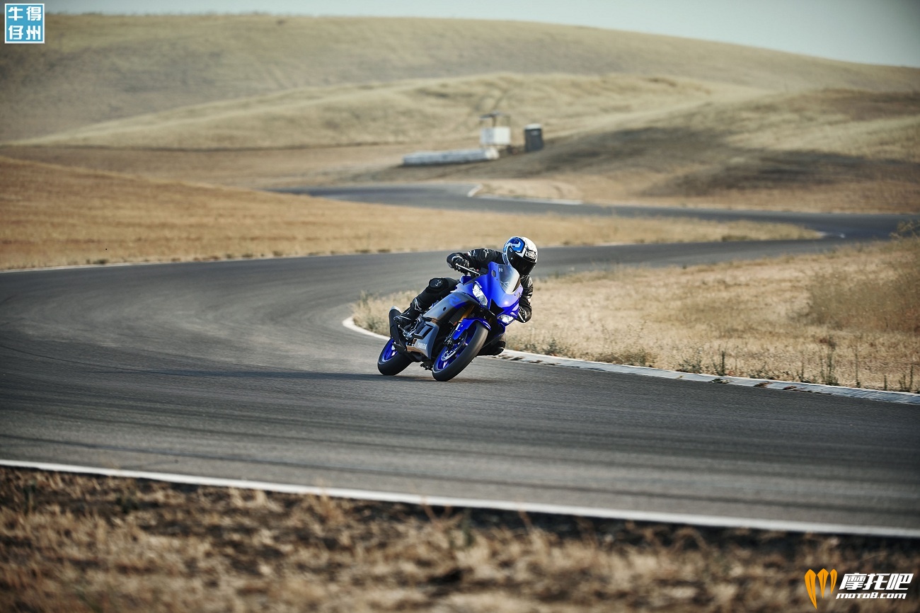 101118-2019-Yamaha_YZF-R3_Team-Yamaha-Blue_Action06_0009.jpg