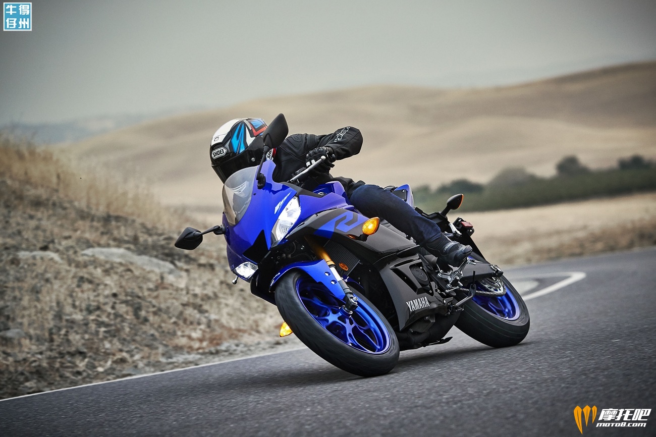 101118-2019-Yamaha_YZF-R3_Team-Yamaha-Blue_Action09_0011.jpg