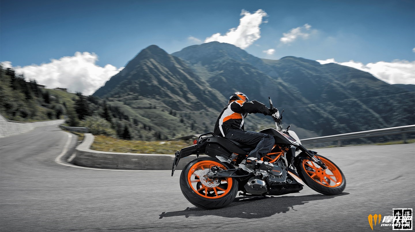 KTM-390-DUKE-13495_1.jpg