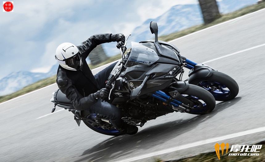 103018-2019-yamaha-niken-lean-angle.jpg