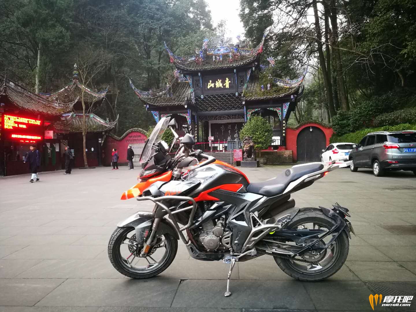 骑车去青城山，可以把车骑到景区门口，不用去停车场