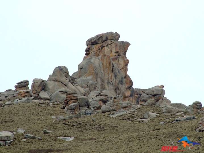 山顶上的灶王石崖就在眼前。