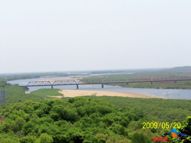 桥是朝俄大桥右面是北朝鲜左面是俄罗斯