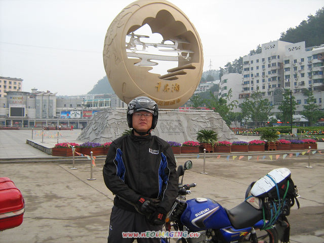 回来时走新安江水电站,去的太早景区还没开门,只好绕道远远的拍了几张照