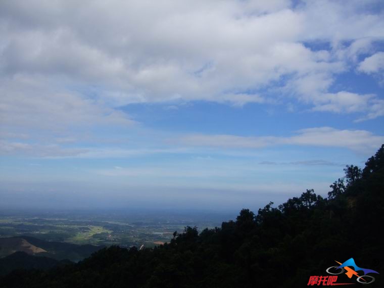 山顶风很大 乌云一下压顶了 山下36度高温 这里可能只有10多度