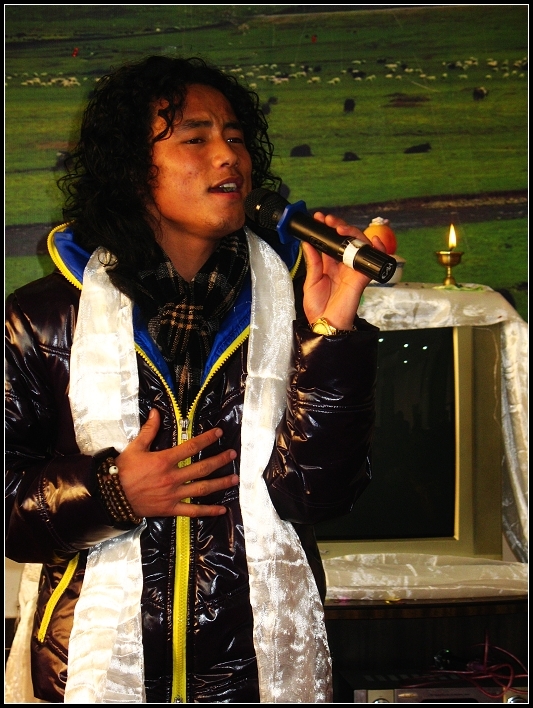 助兴的藏族歌手