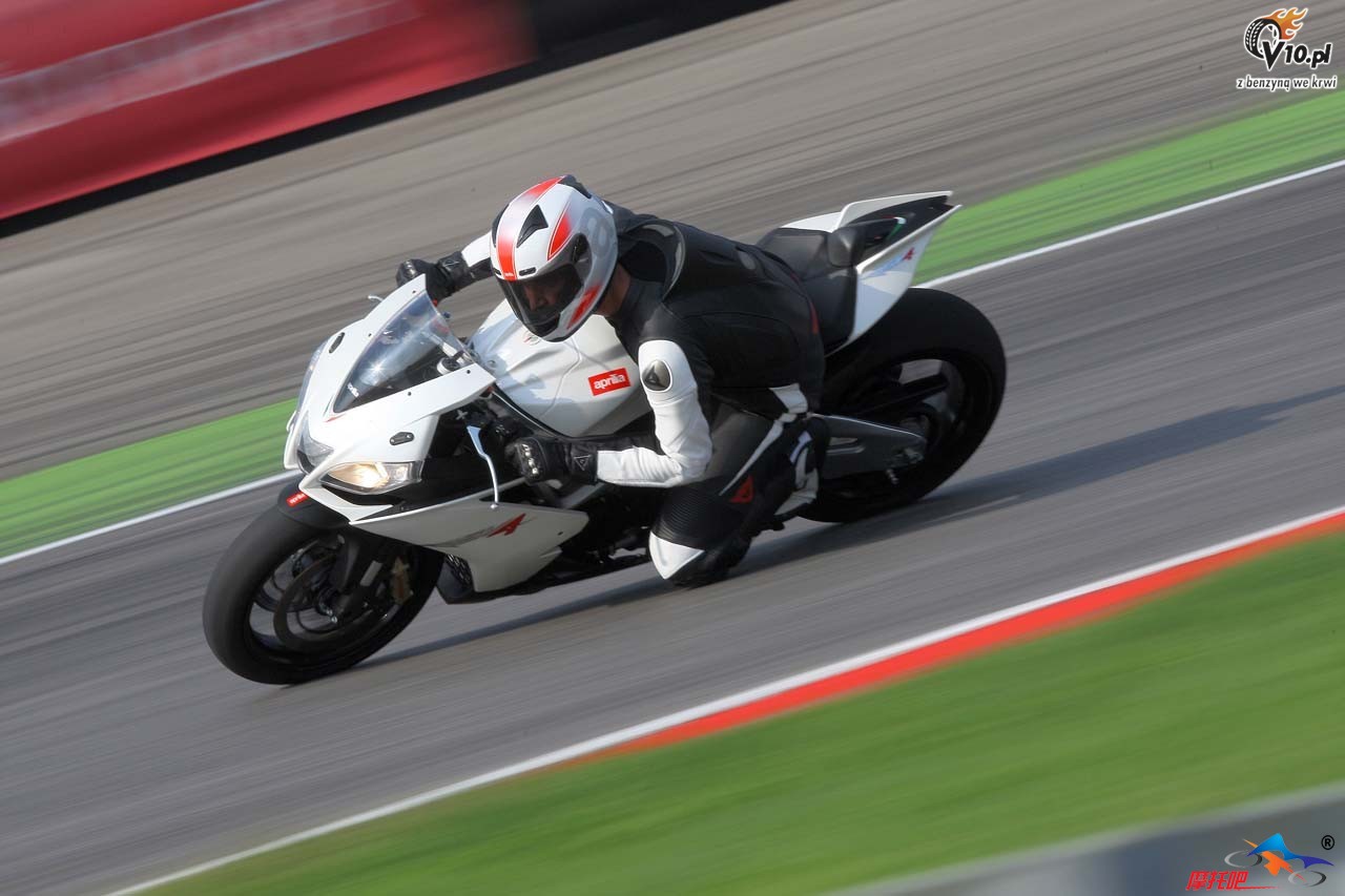 big_aprilia_rsv4_r_2010_42.jpg