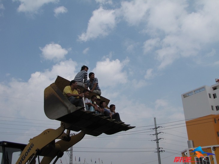 赛场最高的观众席 外加大炮水烟桶