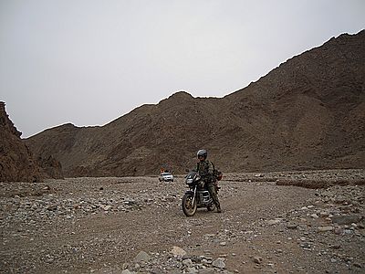 摩托车在进山的搓板路上行驶