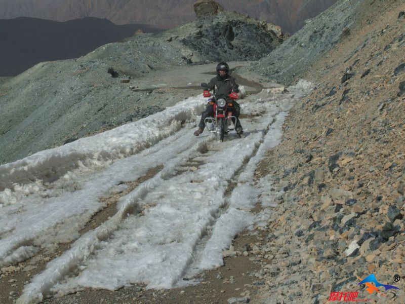 通过积雪路面