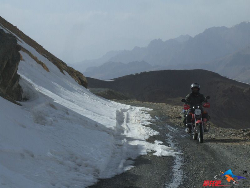 通过积雪路面