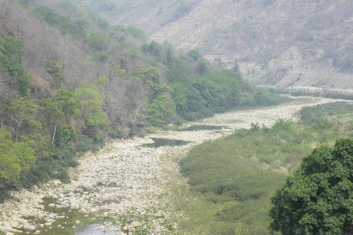 因为干旱，河流以干得露出了干涸的河床。