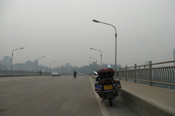 车车在北碚嘉陵江大桥上