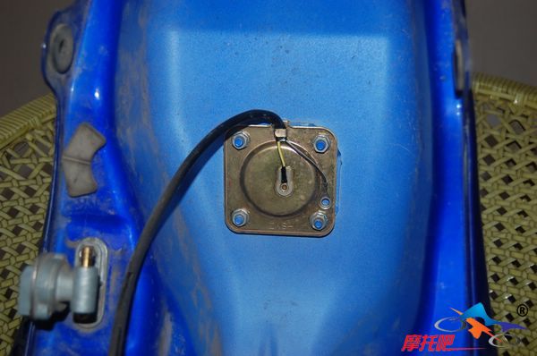 安装专用油量感应器（带电喷排气管）