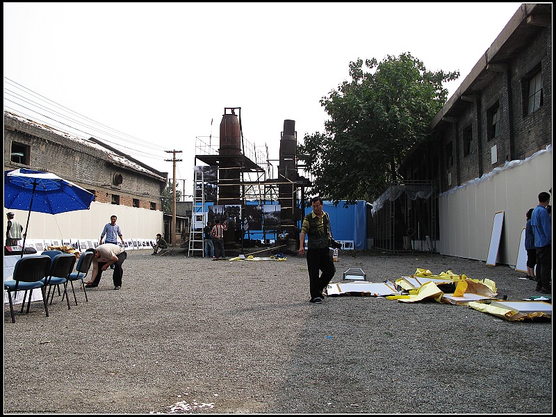 废弃的工厂和机器作为展览的背景。