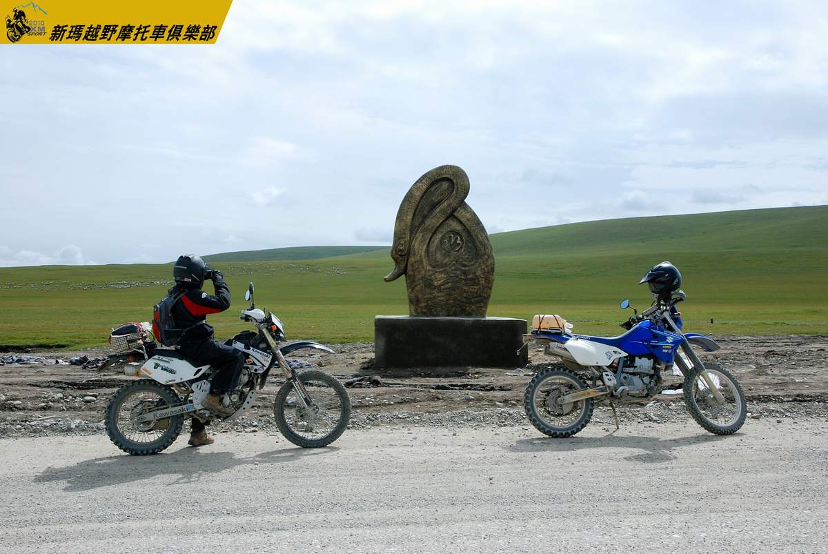 蒙古人的天鹅雕像停下来拍个照.jpg