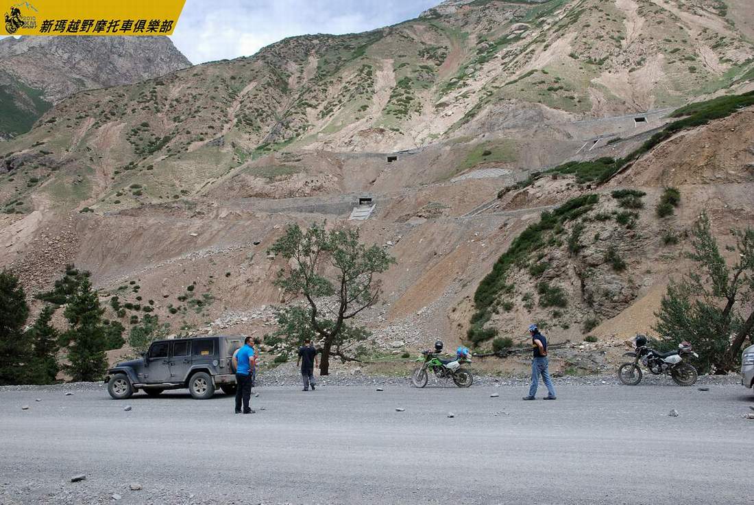 遇到北京的两辆Jeep牧马人开车旅游新疆停下向我们问路.jpg