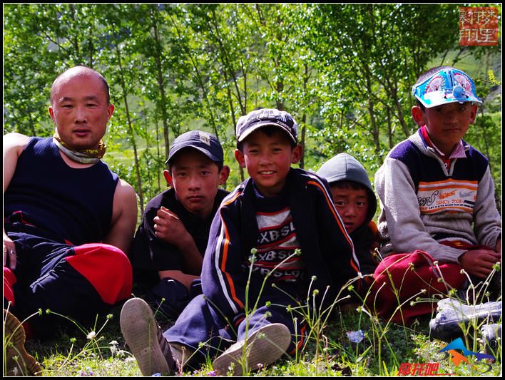 看见我们，藏族的小朋友都来了，吉普赛猪儿提前准备好食品，给了他们