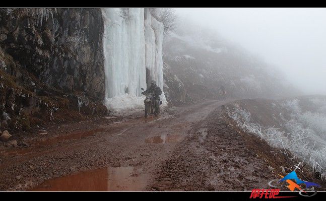 冰瀑旁的骑行.jpg