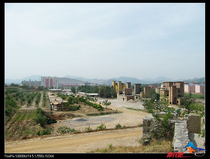 左面是一排竹亭，叫观佛楼，右面是河北最大的室内CS战场，废弃的厂房